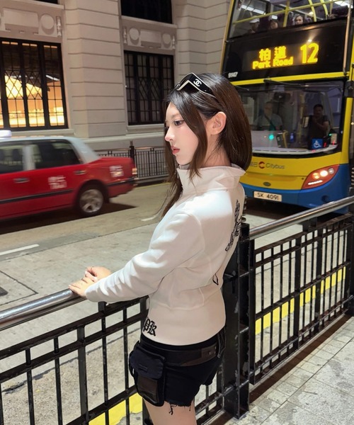 ViViDAY(ビビデー)の「バック十字架プリントジップアップスウェットパーカー(パーカー・レディース・ブラック/ホワイト・M)」の14枚目の写真