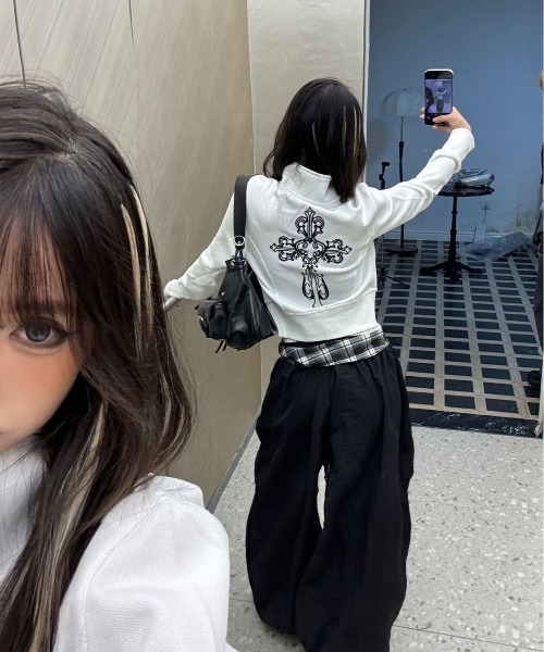 ViViDAY（ビビデー）の「バック十字架プリントジップアップスウェットパーカー（パーカー・レディース・ブラック/ホワイト・M）」の18枚目の写真