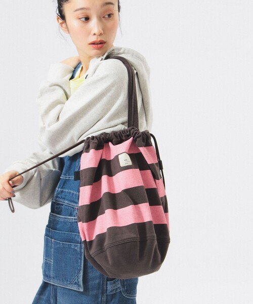 BEAMS BOY（ビームスボーイ）の「【別注】N,P,E / ボーダー カットソー ペイシェントバッグ L（ショルダーバッグ・レディース・ブラウン系その他/ブルー系その他/ベージュ系その他/ネイビー系・ONE SIZE）」の2枚目の写真