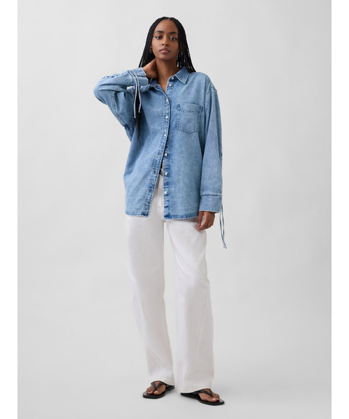 GAP（ギャップ）の「ウルトラソフト デニム オーバーサイズ ルーシュスリーブ シャツ（シャツ/ブラウス・レディース・インディゴブルー・S/M/XXS/XS/L）」の2枚目の写真