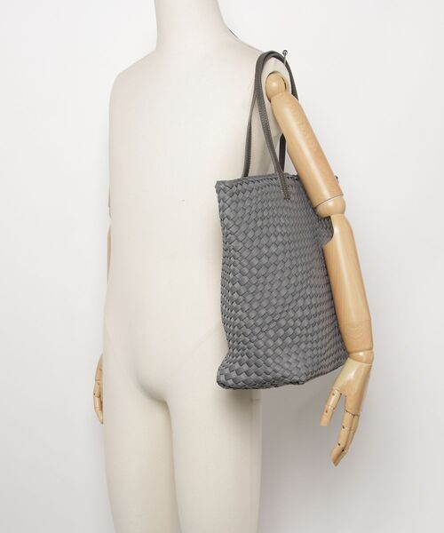 ONE DAY KMC (ワンデイケーエムシー)の「HERB/Intrecciato Big Tote Bag with Leather Trim/レザーコンビイントレチャートビッグトートバッグ(トートバッグ・メンズ・グレー/ブラック・FREE)」の6枚目の写真