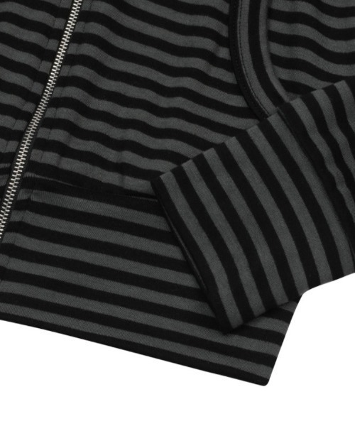 MUCENT(ムセント)の「A'GEM/9 × .kom 『MUCENT/ムセント』SAHARA LEOPARD CROSS STRIPE RAGLAN HOOD ZIP-UP/ストライプラグランジップトップス(パーカー・レディース・ブラック/チャコールグレー・FREE)」の14枚目の写真