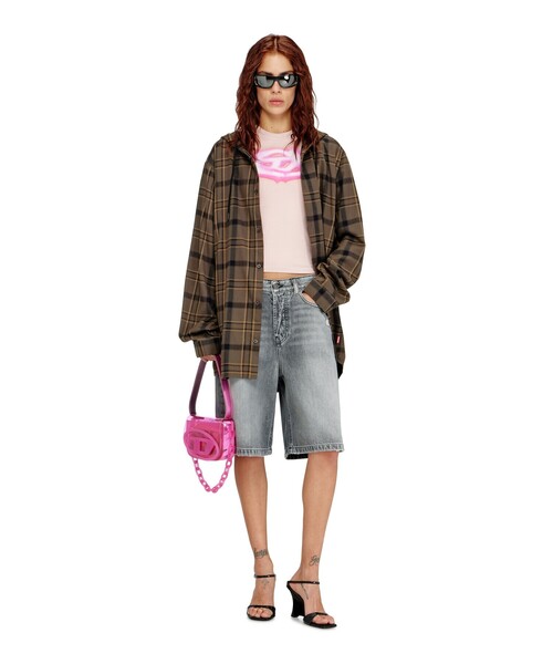 DIESEL(ディーゼル)の「ウィメンズ リラックスフィットデニムショートパンツ DE-SIRE-SHORT(デニムパンツ・レディース・ブラック系その他・26inch/25inch/23inch/24inch)」の2枚目の写真