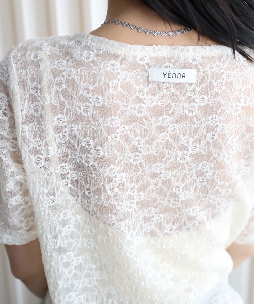 YENNA(イェンナ)の「シアーレースセンタースリット半袖ブラウス/レースTシャツ(Tシャツ/カットソー・レディース・ブラック/アイボリー・FREE)」の3枚目の写真