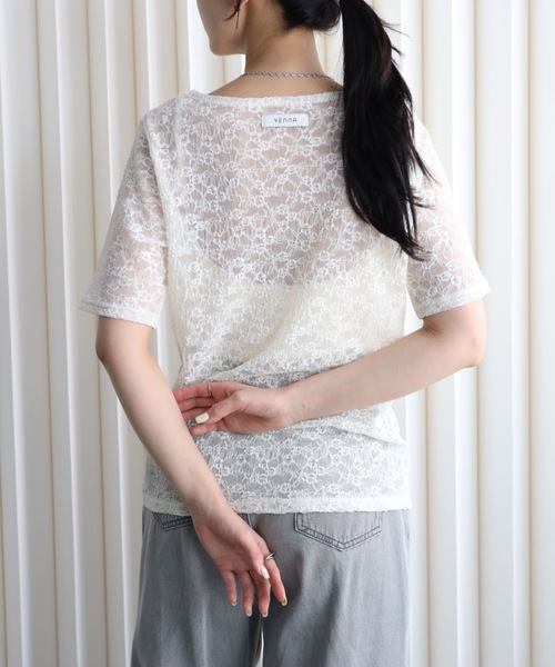 YENNA(イェンナ)の「シアーレースセンタースリット半袖ブラウス/レースTシャツ(Tシャツ/カットソー・レディース・ブラック/アイボリー・FREE)」の9枚目の写真