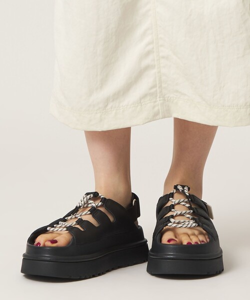 UGG＞ W GOLDENGLOW TOGGLE（サンダル）｜UGG（アグ）のファッション