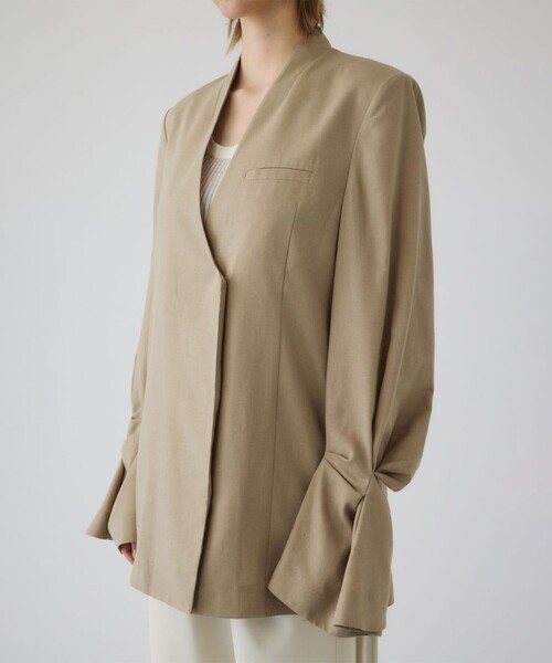 STUDIOUS(ステュディオス)の「【RIM.ARK/リムアーク】Twist sleeve light JK/ツイストスリーブライトジャケット(テーラードジャケット・レディース・ブラック/ベージュ・38/36)」の1枚目の写真