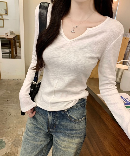 2ly2(トゥーリートゥー)の「Vネックカットソー 長袖 無地 フィット シンプル インナー対応(Tシャツ/カットソー・レディース・ホワイト/グレー/ブラック・FREE)」の6枚目の写真