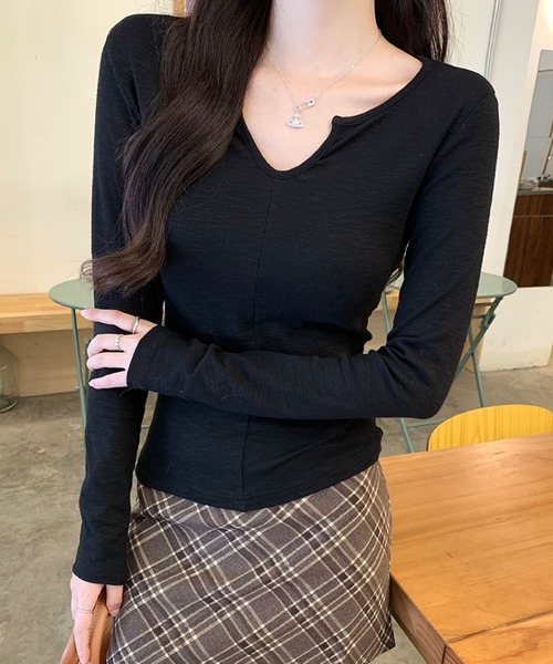 2ly2(トゥーリートゥー)の「Vネックカットソー 長袖 無地 フィット シンプル インナー対応(Tシャツ/カットソー・レディース・ホワイト/グレー/ブラック・FREE)」の16枚目の写真