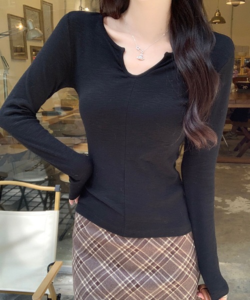 2ly2(トゥーリートゥー)の「Vネックカットソー 長袖 無地 フィット シンプル インナー対応(Tシャツ/カットソー・レディース・ホワイト/グレー/ブラック・FREE)」の17枚目の写真