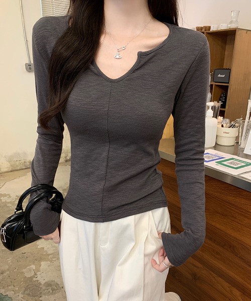 2ly2(トゥーリートゥー)の「Vネックカットソー 長袖 無地 フィット シンプル インナー対応(Tシャツ/カットソー・レディース・ホワイト/グレー/ブラック・FREE)」の22枚目の写真