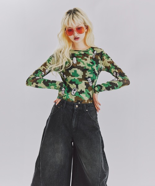 anna sui nyc(アナ スイ エヌ ワイ シー)の「TERA つぶやきCAMOメッシュトップス(Tシャツ/カットソー・レディース・カーキ・FREE)」の3枚目の写真