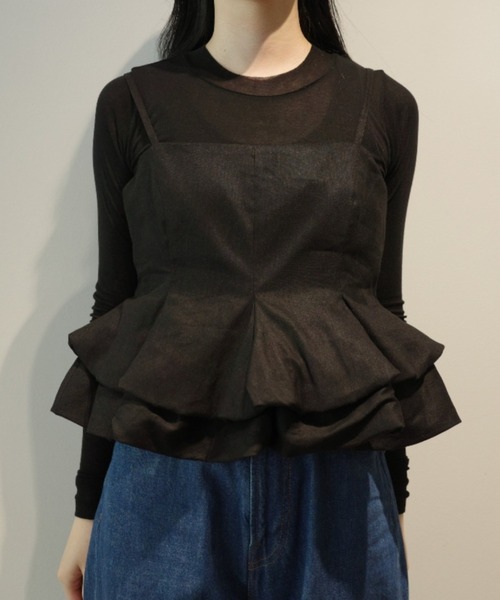 CLANE（クラネ）の「CLANE BUBBLE PEPLUM CAMI TOPS（キャミソール・レディース・ベージュ/ブラック・1/2）」の2枚目の写真