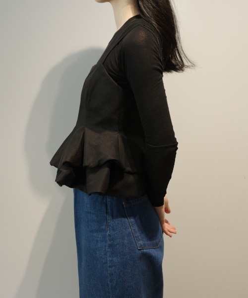CLANE（クラネ）の「CLANE BUBBLE PEPLUM CAMI TOPS（キャミソール・レディース・ベージュ/ブラック・1/2）」の4枚目の写真