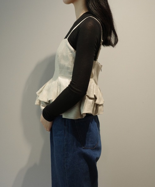 CLANE（クラネ）の「CLANE BUBBLE PEPLUM CAMI TOPS（キャミソール・レディース・ベージュ/ブラック・1/2）」の3枚目の写真