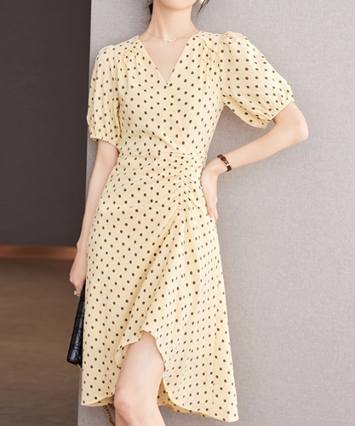 LUCPY(ラクピー)の「ドットカシュクールフレアワンピース(ワンピース・レディース・ライトブルー/アイボリー・X-LARGE/LARGE/MEDIUM/SMALL)」の1枚目の写真