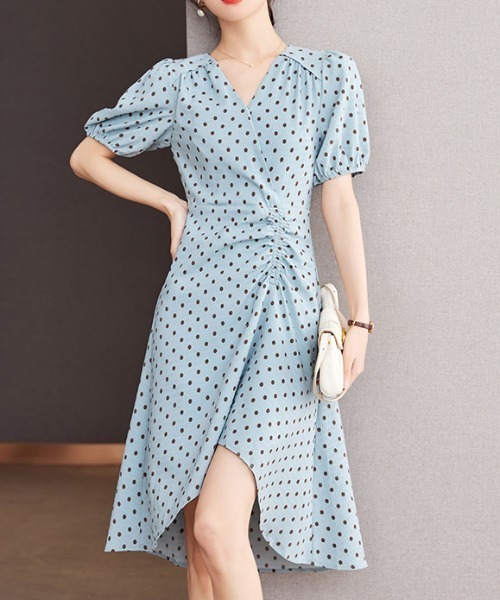LUCPY(ラクピー)の「ドットカシュクールフレアワンピース(ワンピース・レディース・ライトブルー/アイボリー・X-LARGE/LARGE/MEDIUM/SMALL)」の2枚目の写真