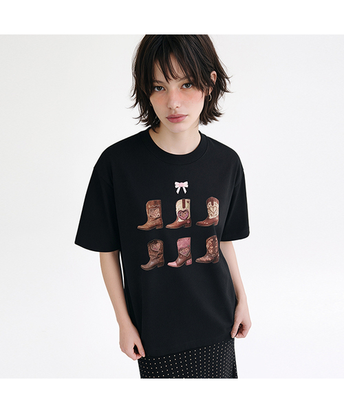 RANDOMOFF(ランダムオフ)の「PINK BOOTS T-SHIRT (2color)(Tシャツ/カットソー・レディース・ブラック/ホワイト・SMALL/MEDIUM/LARGE/X-LARGE)」の1枚目の写真