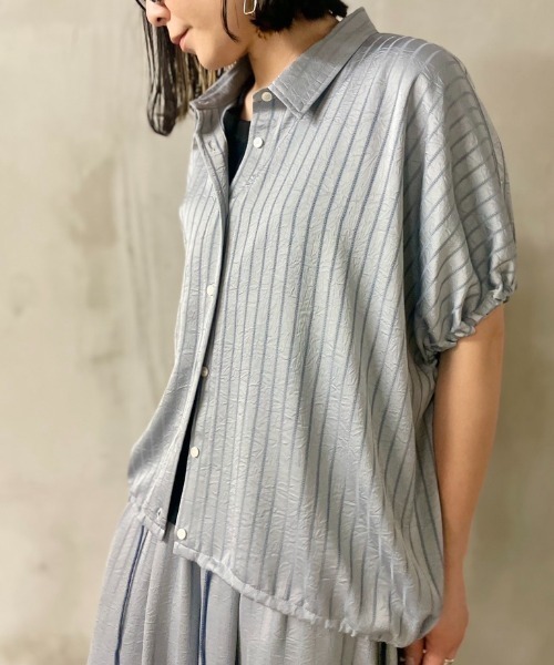DROIT BELLO(ドロイトベロ)の「DROIT BELLO(ドロイトベロ)サテンカラミオリシャツ(シャツ/ブラウス・レディース・グレー系その他3/ブラウン・F)」の1枚目の写真