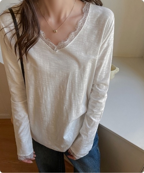 I.O.E(アイオイ)の「【韓国ファッション】レースVネック スリムロングスリーブTシャツ(Tシャツ/カットソー・レディース・ホワイト/ブラック・FREE)」の1枚目の写真