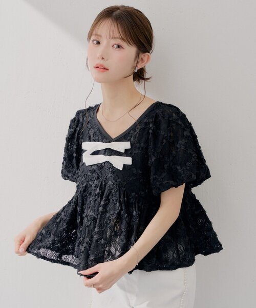 Chico(チコ)の「【SALON by Chico】取り外しリボンフラワーレースパフトップス(シャツ/ブラウス・レディース・ライトベージュ/ブラック/ホワイト・FREE)」の3枚目の写真