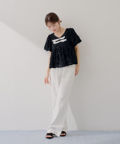 Chico(チコ)の「【SALON by Chico】取り外しリボンフラワーレースパフトップス(シャツ/ブラウス・レディース・ライトベージュ/ブラック/ホワイト・FREE)」の10枚目の写真