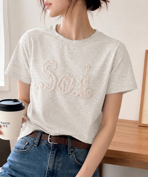 Soi（clothing）（ソイ クロージング）の「【Soi】コットンフリンジロゴパッチTシャツ（Tシャツ/カットソー・レディース・ホワイト/ブラック/オートミール・LARGE/SMALL/MEDIUM）」の3枚目の写真