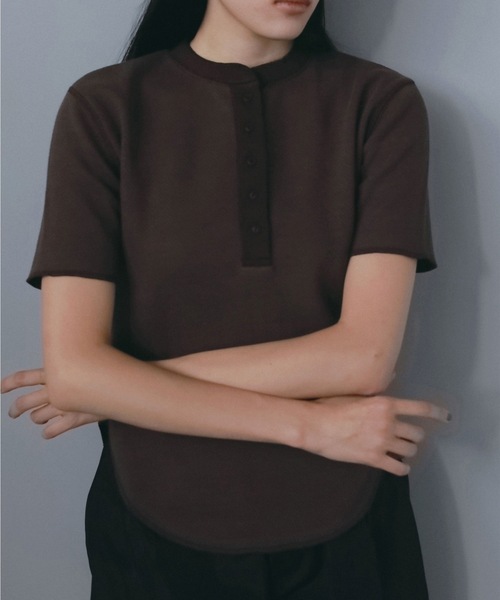 anuke（アンヌーク）の「Halfsleeve Henley Tops（Tシャツ/カットソー・レディース・ブラウン/グレー・FREE）」の2枚目の写真