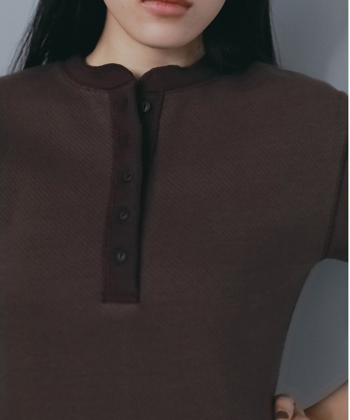 anuke（アンヌーク）の「Halfsleeve Henley Tops（Tシャツ/カットソー・レディース・ブラウン/グレー・FREE）」の5枚目の写真