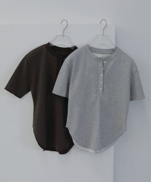 anuke（アンヌーク）の「Halfsleeve Henley Tops（Tシャツ/カットソー・レディース・ブラウン/グレー・FREE）」の8枚目の写真