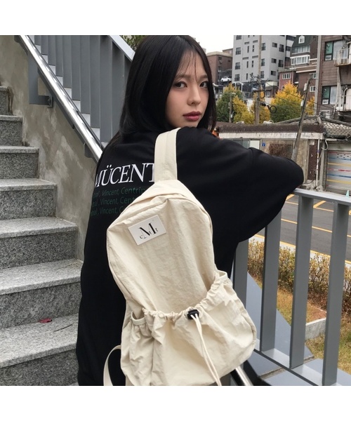 MUCENT(ムセント)の「フリービストリングバックパック 男女共用 (2カラー)(バックパック/リュック・レディース・ブラック/ベージュ・FREE)」の2枚目の写真