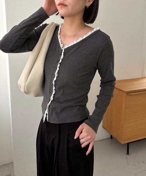 CAPRICIEUX LE'MAGE（カプリシューレマージュ）の「【WEB限定】フリルトリミングカーディガン（Tシャツ/カットソー・レディース・ブラック/グレー・FREE）」の3枚目の写真