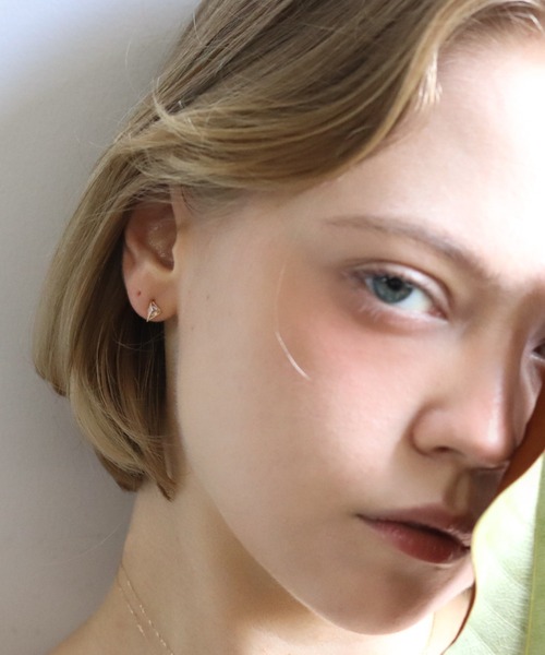 cui-cui(キュイキュイ)の「カラーストーン ピアス | K10YG 〈2026 AUTUMN COLLECTION〉(ピアス(両耳用)・レディース・グリーン/ホワイト/オレンジ・FREE)」の2枚目の写真