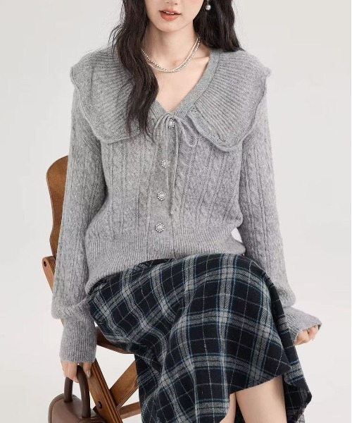 &soiree(アンドソワレ)の「セーラーカラーパールボタンリボン付きニットトップス(その他トップス・レディース・グレー・SMALL/MEDIUM/LARGE/X-LARGE)」の4枚目の写真