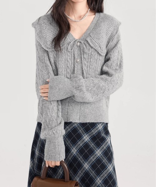 &soiree(アンドソワレ)の「セーラーカラーパールボタンリボン付きニットトップス(その他トップス・レディース・グレー・SMALL/MEDIUM/LARGE/X-LARGE)」の2枚目の写真
