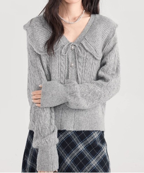 &soiree(アンドソワレ)の「セーラーカラーパールボタンリボン付きニットトップス(その他トップス・レディース・グレー・SMALL/MEDIUM/LARGE/X-LARGE)」の3枚目の写真