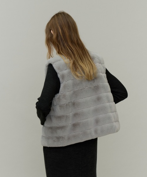 Plumel(プルメル)の「Volume Border Fur Short Vest / ボリュームファーボーダーベスト(その他アウター・レディース・グレー/ブラック・MEDIUM)」の13枚目の写真