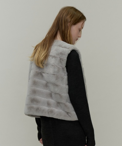 Plumel(プルメル)の「Volume Border Fur Short Vest / ボリュームファーボーダーベスト(その他アウター・レディース・グレー/ブラック・MEDIUM)」の14枚目の写真
