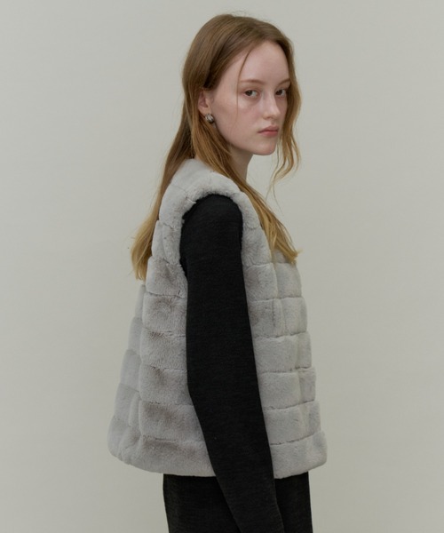 Plumel(プルメル)の「Volume Border Fur Short Vest / ボリュームファーボーダーベスト(その他アウター・レディース・グレー/ブラック・MEDIUM)」の15枚目の写真