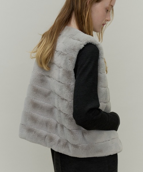 Plumel(プルメル)の「Volume Border Fur Short Vest / ボリュームファーボーダーベスト(その他アウター・レディース・グレー/ブラック・MEDIUM)」の16枚目の写真