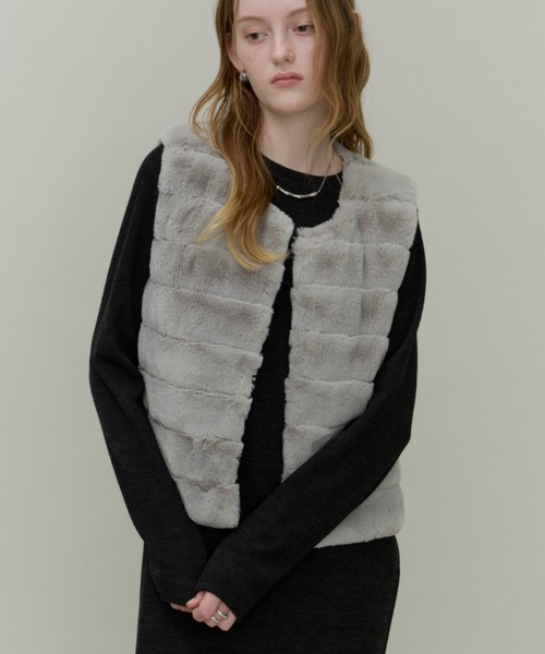 Plumel(プルメル)の「Volume Border Fur Short Vest / ボリュームファーボーダーベスト(その他アウター・レディース・グレー/ブラック・MEDIUM)」の17枚目の写真