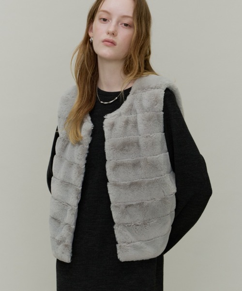 Plumel(プルメル)の「Volume Border Fur Short Vest / ボリュームファーボーダーベスト(その他アウター・レディース・グレー/ブラック・MEDIUM)」の18枚目の写真