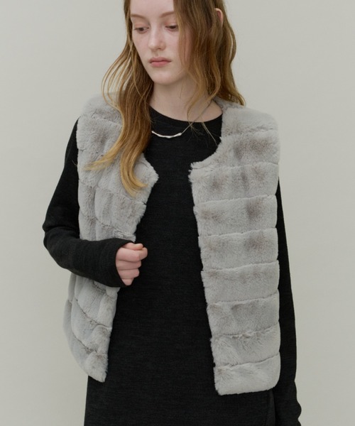 Plumel(プルメル)の「Volume Border Fur Short Vest / ボリュームファーボーダーベスト(その他アウター・レディース・グレー/ブラック・MEDIUM)」の20枚目の写真