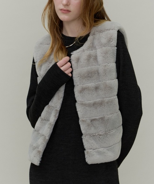 Plumel(プルメル)の「Volume Border Fur Short Vest / ボリュームファーボーダーベスト(その他アウター・レディース・グレー/ブラック・MEDIUM)」の21枚目の写真