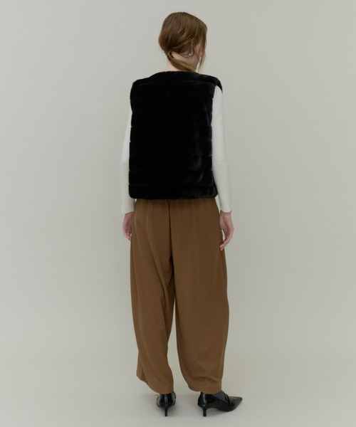 Plumel(プルメル)の「Volume Border Fur Short Vest / ボリュームファーボーダーベスト(その他アウター・レディース・グレー/ブラック・MEDIUM)」の9枚目の写真