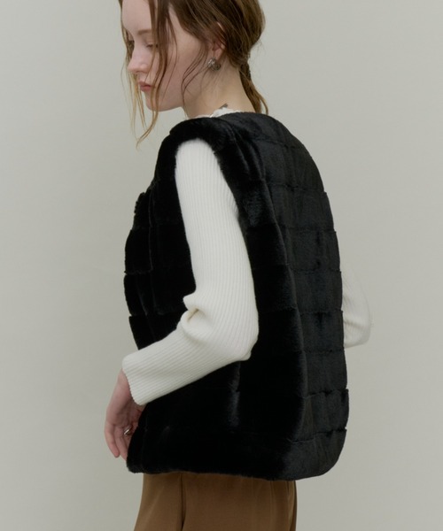 Plumel(プルメル)の「Volume Border Fur Short Vest / ボリュームファーボーダーベスト(その他アウター・レディース・グレー/ブラック・MEDIUM)」の4枚目の写真