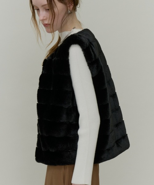 Plumel(プルメル)の「Volume Border Fur Short Vest / ボリュームファーボーダーベスト(その他アウター・レディース・グレー/ブラック・MEDIUM)」の5枚目の写真