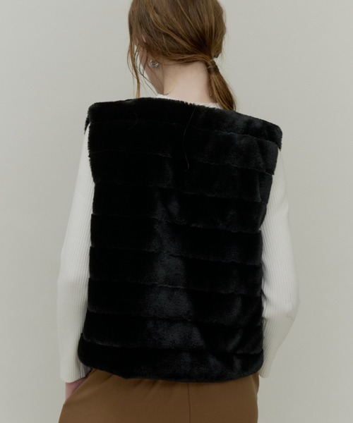 Plumel(プルメル)の「Volume Border Fur Short Vest / ボリュームファーボーダーベスト(その他アウター・レディース・グレー/ブラック・MEDIUM)」の6枚目の写真