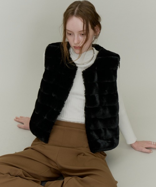 Plumel(プルメル)の「Volume Border Fur Short Vest / ボリュームファーボーダーベスト(その他アウター・レディース・グレー/ブラック・MEDIUM)」の3枚目の写真