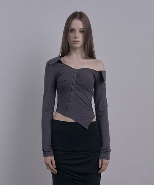 DAMIO(ダミオ)の「One Shoulder Shirring Collar Top (Charcoal)(その他トップス・レディース・その他・FREE)」の2枚目の写真